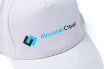 Серые бейсболки с логотипом «МонолитСтрой»
